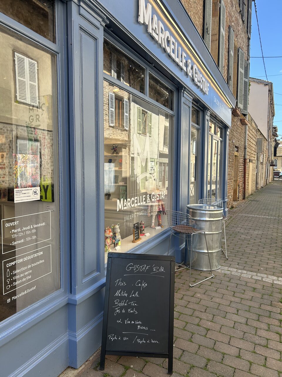 Façade en perspective avec chevalet ardoise présentant le menu du Gustaf'Bar.